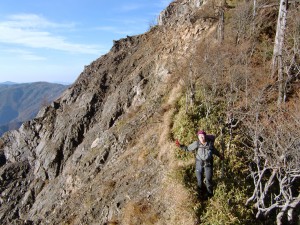 ハチビツ山から大谷嶺山頂までは大谷崩のガレ縁スレスレを登り、絶景＆スリル満点！